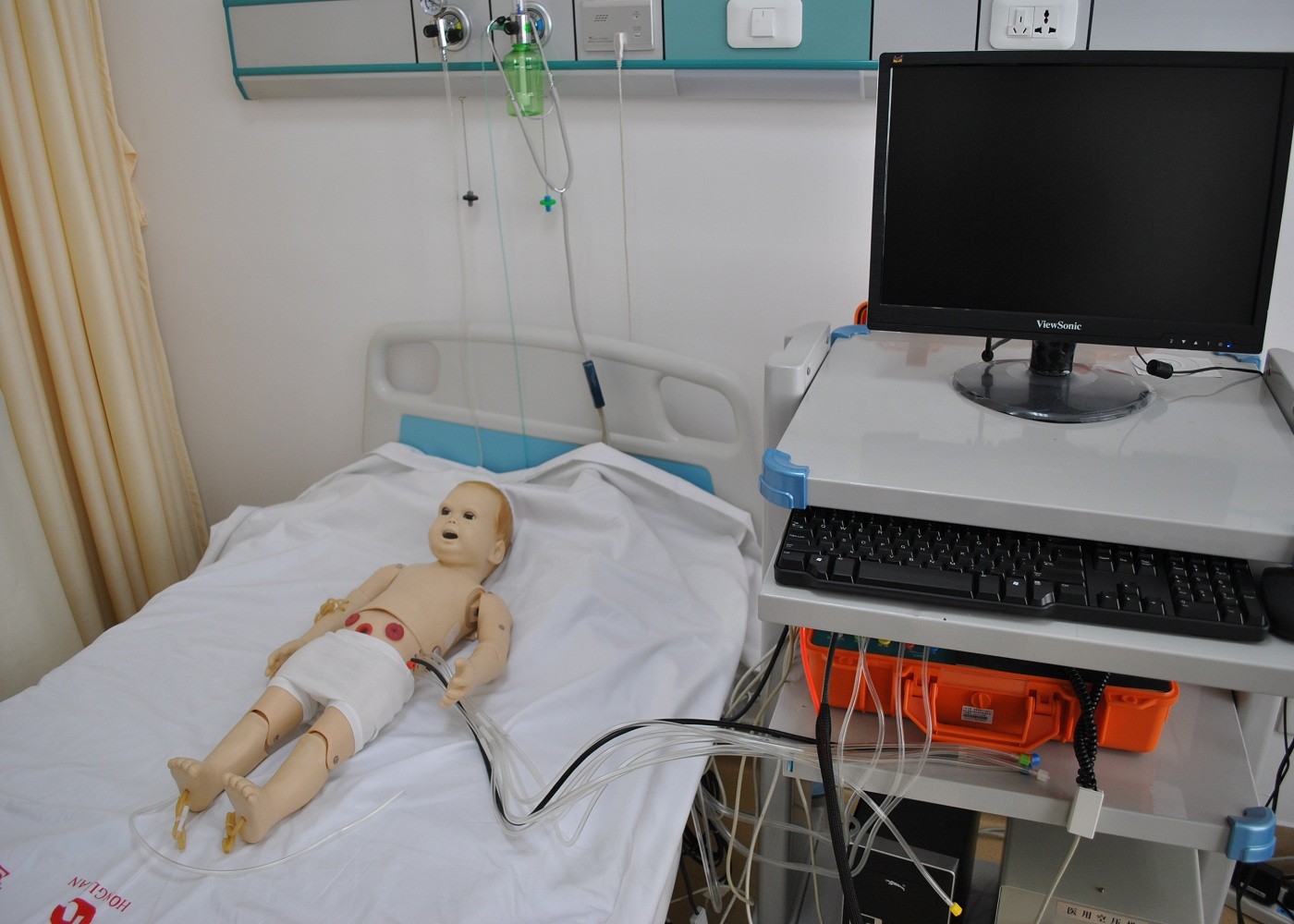 Intelligent ACLS Baby First Aid Manikins with BVM for Hospitals , Colleges Training
